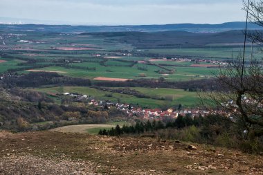 Rhineland Palatinate, Almanya 'da bir bahar günü yeşil tarlalarla çevrili küçük bir Alman köyüne giden yol..