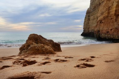 Güney Portekiz 'de bir sahilde, kumlu bir plajda rock yapmak..