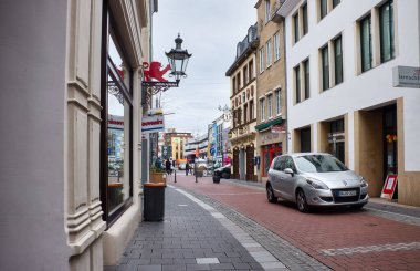 Bonn, Almanya - 16 Nisan 2021: Bonn, Almanya 'da dar bir yolda giden araba.