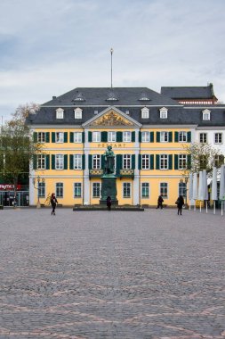 Bonn, Almanya - 16 Nisan 2021: Bonn, Almanya 'daki sarı postanenin önündeki Beethoven heykeli.