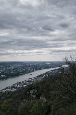 Konigswinter, Almanya - 16 Nisan 2021: Konigswinter, Almanya 'da bir bahar günü Ren Nehri üzerinde kara bulutlar.