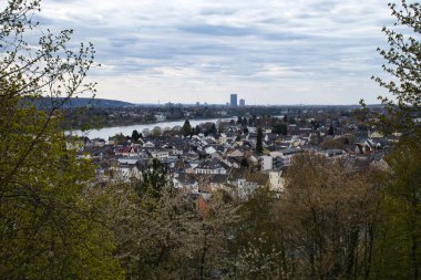 Konigswinter, Almanya - 16 Nisan 2021: Bulutlu bir bahar gününde Almanya 'nın Konigswinter kentindeki binaların havadan görünüşü.