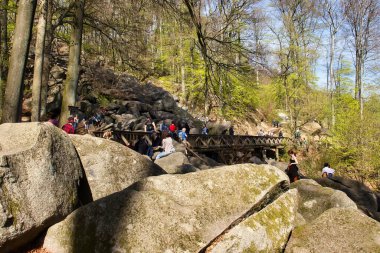 Lautertal, Almanya - 24 Nisan 2021: Almanya 'da bir bahar günü Felsenmeer' de bir tepenin üzerindeki büyük kayaların üzerindeki köprü kenarı.
