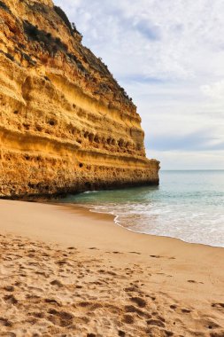Güney Portekiz 'de bir kış günü kumlu bir sahilde uçurumun kenarında.