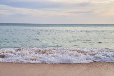 Güney Portekiz 'de bir kış öğleden sonrasında kumlu bir sahilde su sıçrıyor..