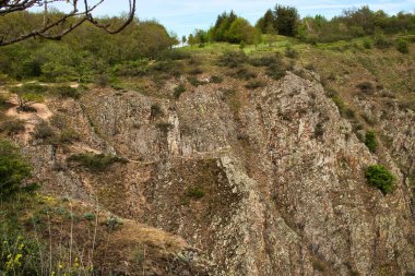 Almanya 'da bir bahar günü Rotenfels' te bir uçurumun kenarında yürümek..
