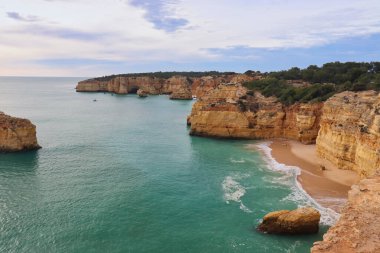 Güney Portekiz 'de sıcak bir kış gününde, kumlu bir sahil ve Atlantik Okyanusu üzerindeki uçurumlar.