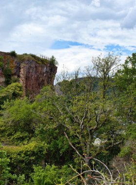 Almanya 'nın Rhineland Palatinate şehrinde bir bahar günü bir uçurumun kenarındaki bir kalenin yıkıntısı..