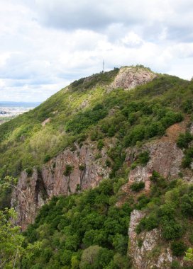 Rhineland Palatinate, Almanya 'da bir bahar günü Rotenfels' te bir uçurumun tepesinde parlayan güneş..