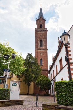 Weinheim, Almanya - 19 Mayıs 2021: Weinheim, Almanya 'da kule Bulutlu bir bahar gününde.