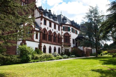 Weinheim, Almanya - 19 Mayıs 2021: Weinheim, Almanya 'da bir bahar günü yeşil çimenli ve ağaçlı bir parkta beyaz bina.