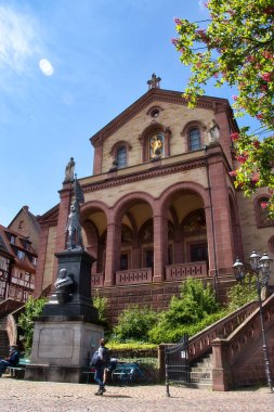 Weinheim, Almanya - 19 Mayıs 2021: Weinheim, Almanya 'daki Katolik St. Laurentius Kilisesi önünde heykel.