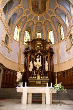 Weinheim, Almanya - 19 Mayıs 2021: Weinheim, Almanya 'daki Katolik St. Laurentius Kilisesi' nin önündeki sunak ve tavan heykelleri.