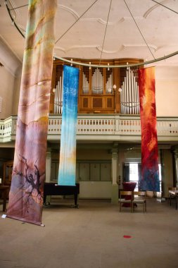 Weinheim, Almanya - 19 Mayıs 2021: Weinheim, Almanya 'da bir kilisede balkonda organ.