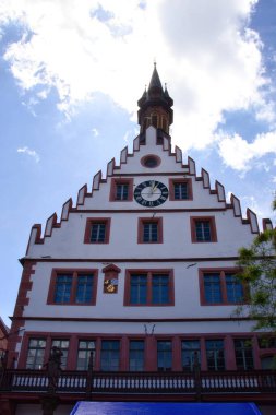 Weinheim, Almanya - 19 Mayıs 2021: Eski belediye binası Altes Rathaus 'un Cephesi, Almanya' nın Weinheim kentinin pazar meydanında.