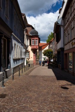 Weinheim, Almanya - 19 Mayıs 2021: Weinheim, Almanya 'daki tarihi binalar.