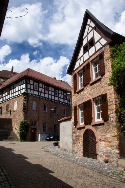 Weinheim, Almanya - 19 Mayıs 2021: Cobblestone Caddesi Weinheim, Almanya 'da tarihi binalar bulutlu bir bahar gününde.