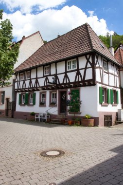 Weinheim, Almanya - 19 Mayıs 2021: Weinheim, Almanya 'da bir kaldırım taşı caddesinde yarı ahşap bir binada fırın.