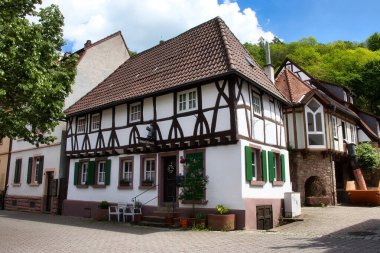 Weinheim, Almanya - 19 Mayıs 2021: Weinheim, Almanya 'da bir bahar günü, yarım keresteli bir binadaki pastane.