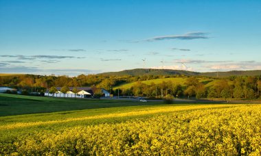 Lohnsfeld, Almanya - 23 Mayıs 2021: Güneşli bir bahar akşamında Aldi mağazası.