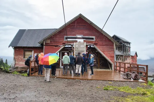 stock image Kennecott, Alaska - July 13, 2023: Group of people on a tour in front of abandoned Kennecott copper mine  in Wrangell-St. Elias National Park and Preserve.