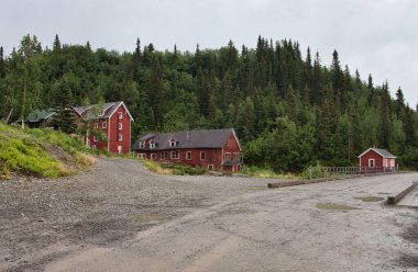 Kennecott, Alaska - 13 Temmuz 2023: Wrangell-St. Elias Ulusal Parkı 'ndaki Kennecott bakır madeninin arkasındaki tepe.