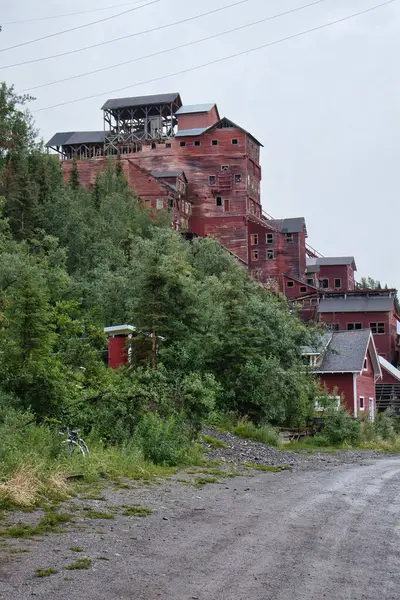 Kennecott, Alaska - 13 Temmuz 2023: Wrangell-St. Elias Ulusal Parkı 'ndaki ağaçlı bir tepede bulunan Abonded Kennecott madeni.