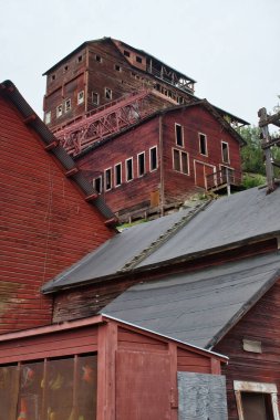 Kennecott, Alaska - 13 Temmuz 2023: Wrangell-St. Elias Ulusal Parkı 'ndaki Kennecott bakır madenine bakmak.