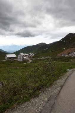 Palmer, Alaska - 14 Temmuz 2023 Alaska 'da terk edilmiş Bağımsızlık Madeni' nde binalar ve dağlar bulutlu bir yaz gününde.