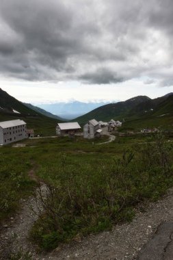 Palmer, Alaska - 14 Temmuz 2023: Alaska 'daki terk edilmiş Independence Maden Eyalet Parkındaki binalar.