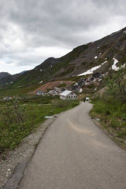 Palmer, Alaska - 14 Temmuz 2023: Alaska 'daki terk edilmiş Bağımsızlık Madeni' ndeki binalardan eski binalara ve odunlara giden yol.