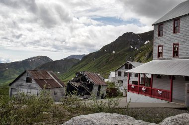 Palmer, Alaska - 14 Temmuz 2023: Alaska 'daki terk edilmiş Bağımsızlık Madeni' nde dağlarla çevrili bina.