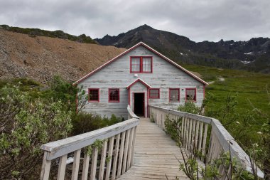 Palmer, Alaska - 14 Temmuz 2023: Alaska 'daki terk edilmiş Bağımsızlık Madeni' ndeki müzeye giden köprü.