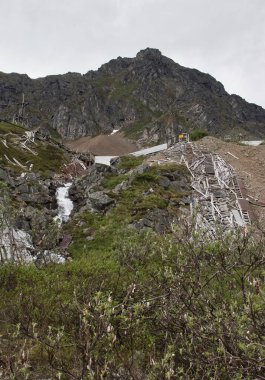 Palmer, Alaska - 14 Temmuz 2023 Alaska 'da terk edilmiş Independence Madeni' ndeki eski binaların ahşap parçalarıyla.