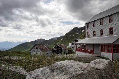 Palmer, Alaska - 14 Temmuz 2023 Alaska 'da terk edilmiş Bağımsızlık Madeni binaları bulutlu bir yaz gününde.