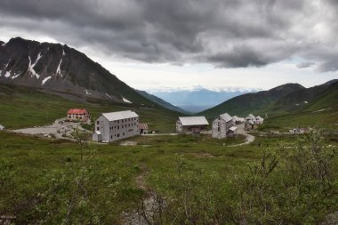 Palmer, Alaska - 14 Temmuz 2023 Alaska 'da terk edilmiş Bağımsızlık Madeni binaları bulutlu bir yaz gününde.