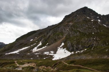 Alaska 'daki Bağımsızlık Madeni Eyalet Parkı' nda bulutlu bir yaz gününde dağ.