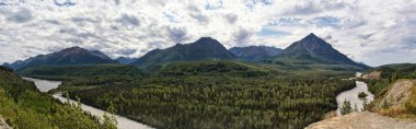 Alaska 'daki Matanuska-Susitna Vadisi' nde bulutlu bir yaz gününde dağları olan Matanuska Nehri..