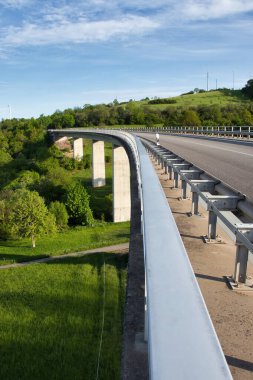 Rhineland Palatinate, Almanya 'da güneşli bir bahar akşamında mavi gökyüzü.