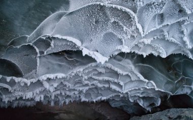 Alaska 'da kış günü Castner Mağarası' nda buz.