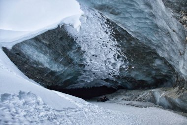 Castner Mağarası 'nın tepesinde buz, soğuk bir kış gününde Alaska' da bir buz mağarası..