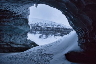 Alaska 'da soğuk bir kış günü, Castner Mağarası' nın buz mağarasının girişine bakıyorum..