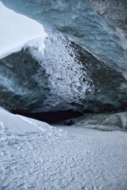 Soğuk bir kış gününde Alaska 'da bir buz mağarası olan Castner Mağarası' nın girişinde buz var..