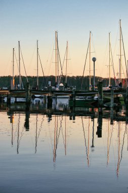 Rerik, Almanya - 29 Mayıs 2021: Tekneler ve bunların Baltık Denizi 'ndeki su üzerindeki yansımaları.