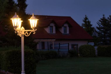 Almanya 'nın Rerik kentindeki beyaz bina ve ağaçların önünde gece ışıklar parlıyordu..