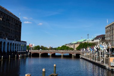 Hamburg, Almanya - 31 Mayıs 2021: Hamburg, Almanya 'daki Elbe Nehri üzerindeki köprü.