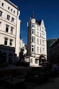 Hamburg, Almanya - 31 Mayıs 2021: Hamburg, Almanya 'da güneş beyaz binada parlıyor.