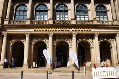 Hamburg, Almanya - 31 Mayıs 2021: Hamburg, Almanya 'da güneşli bir bahar gününde Ticaret Odası.