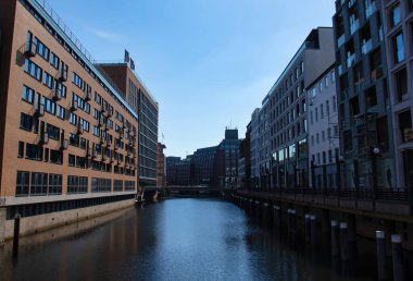 Hamburg, Almanya - 31 Mayıs 2021: Hamburg, Almanya 'da Elbe Nehri' nin yanındaki binalar.