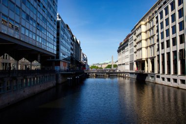Hamburg, Almanya - 31 Mayıs 2021: Hamburg, Almanya 'da Elbe Nehri' nin yanındaki binalar güneşli bir bahar gününde.